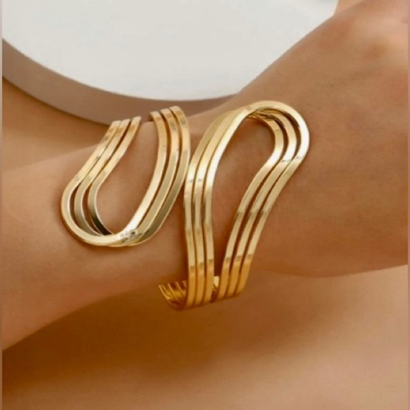 Stunning Gold Tone Cuff Bracelet with Modern Waves and a Spring Hinge. - Picture 3 of 10